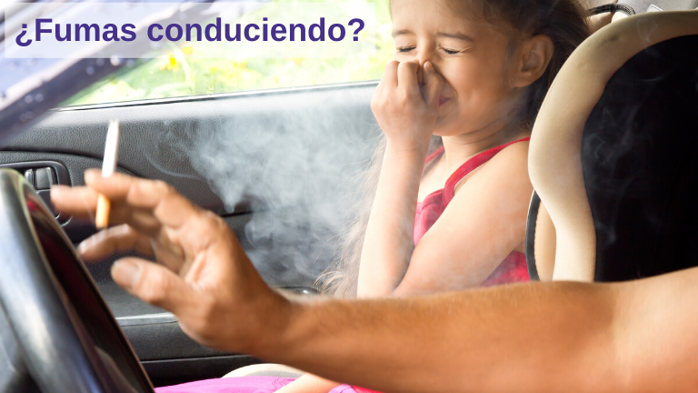 Fumar mientras conduces en el coche