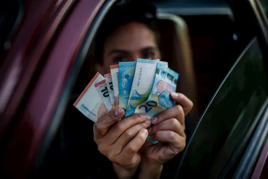 Mujer con dinero por su coche financiado de ocasión en Madrid